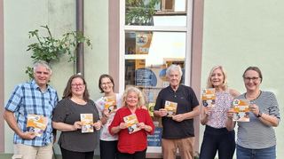 Die Organisatoren des zweiten Schriesheimer Demokratiefestes vor Utes Bücherladen, der die Veranstaltung ebenfalls unterstützt.