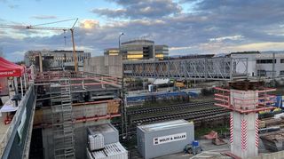 Teile der Behelfsbrücken für Autos (l.) sowie für Radfahrer und Fußgänger auf der Baustelle der BBC-Brücke in Mannheim. Das Bild stammt von Ende Februar.