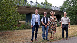 Vor-Ort-Termin mit Christian Volz (RNV, v.l.), Alex Stork (Stadtraumservice), Bürgermeisterin Diana Pretzell (Grüne) und Björn Berlenbach (Bereichsleiter Tiefbau Ludwigshafen).