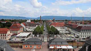 Die Achse führt zum Königstuhl und war früher eine Lorbeerbaumallee: Blick vom Dach des Schwetzinger Schlosses in Richtung Schlossplatz/Carl-Theodor-Straße.