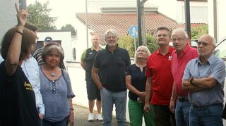 Ulrike Gliem (l.) führt die Mitglieder der Lampertheimer SPD über das Gelände des Kanuclubs.
