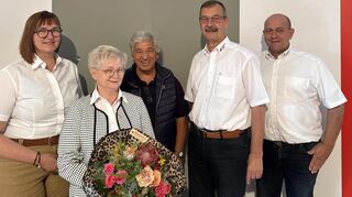 Jutta Hoffmann (v.l.) vom hessischen DRK, Adelheid Schultheiß (Kreisleitung der Wohlfahrts- und Sozialarbeit), Kreisbeigeordneter Philipp-Otto Vock, Felix Kusicka (stellvertretender Kreisvorsitzender) und DRK-Kreisgeschäftsführer Christian Keilmann.