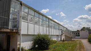 Mit ihren drei Hallenteilen reicht die Altrheinhalle nicht mehr aus. Ob sie nach den Schulneubauten erweitert oder neu gebaut wird, ist derzeit noch offen.
