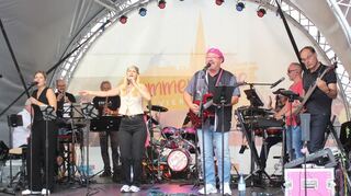 Hier wird es eng: Die zehnköpfige Band Pink Panthers sorgt auf der Sommerbühne für eine ausgelassene Stimmung.