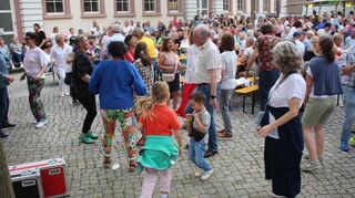 Auch diesmal lässt sich das Publikum auf der Sommerbühne nicht lange zum Tanz auffordern.