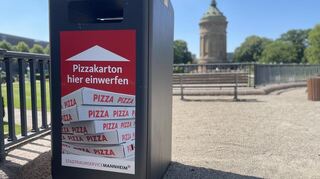 Auch ein Mittel gegen Vermüllung. Der neue Pizzakarton-Mülleimer an der Wasserturmanlage in Mannheim.