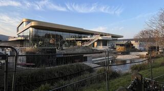 Das Thermen-Gebäude in Bad Dürkheim im Frühjahr: Damals wurde die Außenbaustelle vorangetrieben.