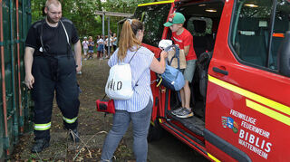 Ohne Blaulicht, aber im coolen Fahrzeug: Bei der Feuerwehr essen die Bibliser Ferienspielkinder zu Mittag, danach fahren sie mit Einsatzwagen zu den Vogelschützern.