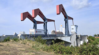Kann nicht mehr aufgeklappt werden: die 1988 gebaute Diffenébrücke im Industriehafen mit ihren markanten roten Auslegern.