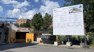 Das Apothekengebäude auf dem Klinikum-Campus, Haus 25, wird um zwei Stockwerke aufgestockt.