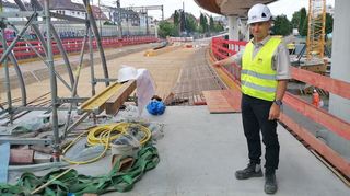 Bereichsleiter Björn Berlenbach zeigt auf das letzte Teilstück der Hochstraße Süd, das noch betoniert werden muss.