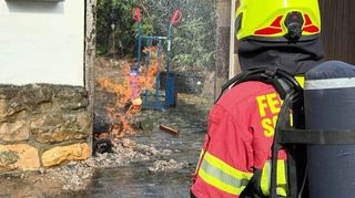 Bei dem Brand in Schifferstadt sind Einsatzkräfte der Feuerwehr vor Ort. Eine Person ist durch den Brand verletzt worden.