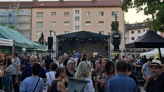 Schon am Abend des ersten Festtages ist auf dem Rheinauer Marktplatz, vor allem vor der Bühne, mächtig was los.