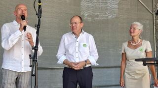 Für die Veranstalter des Rheinauer Stadtteilfestes begrüßen Andreas Schäfer (l.) und Heidi Wolf zur Eröffnung Oberbürgermesiter Christian Specht.