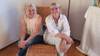 Die beiden Künstlerinnen Heike Kissel-Eltrop (l.) und Anette Jansen führen seit fünf Jahren das Alte Haus im Lampertheimer Stadtteil Hofheim.