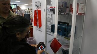 Was in der Bibliothek der Dinge ausgeliehen werden kann, ist in einer Vitrine fein säuberlich untergebracht.