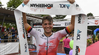 19.07.25 Im Ziel als erstes Nils Lorenz beim Triathlon Römerman in Ladenburg.