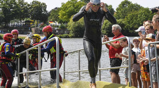 Triathleten beim Ausstieg aus dem Wasser.