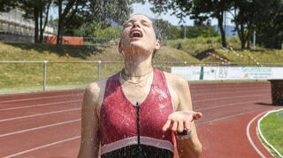 Valerie unter der Dusche.