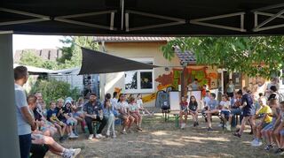Im Garten des Ilvesheimer Jugendzentrums verfolgten Kinder sowie Gemeinderäte und der Bürgermeister den Workshop.