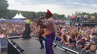 Captain Jack und die Eurodance-Band bei ihrem Auftritt in Lampertheim.