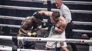 Vollgas auf Sieg: Simon Zachenhuber (r.) attackiert Paulinus Ndjolonimu.