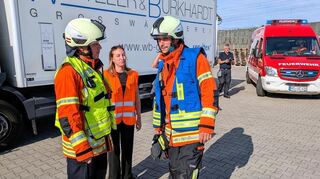 Brandschutz- und Räumungshelferin Julia Gärtner (M.) informiert kompetent die Einsatzleitung, Hauptübung der Freiwilligen Feuerwehr in Ladenburg.