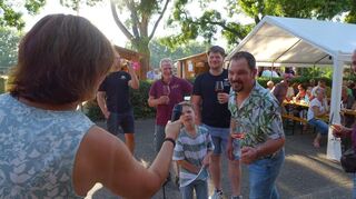 Ulrike Gliem lässt die Winzer rätseln, wer welchen Roséwein hergestellt hat.