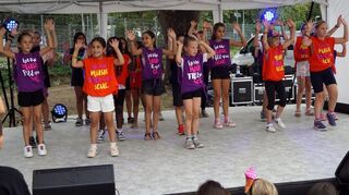 Der Zumba-Auftritt der DJK-Jugend begeistert das Publikum.