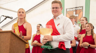 Die Kerwemudder Hanna Deckenbach mit Mundschenk Jannik.