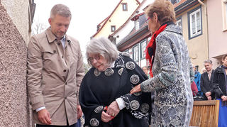 2024 war Ruth Steinfeld (Mitte) in Ladenburg bei der Verlegung von fünf Stolpersteinen in der Hauptstraße dabei. Mit im Bild Bürgermeister Stefan Schmutz (l.) und Ingrid Wagner.
