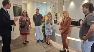 Bundesgesundheitsministerin Nina Warken (2. v. r.) zu Besuch im Schriesheimer DokTor, empfangen von CDU-Landtagskandidat Bastian Schneider (v. l.), der CDU-Stadtverbandsvorsitzenden Christiane Haase und den Ärzten Georg Raupp sowie Cornelia und Kai Wachter.