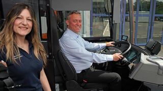 RNV-Mitarbeiterin Kalypso Lolou (links) hilft Christos Roufanis und weiteren griechischen Busfahrern, in Deutschland und bei der RNV gut anzukommen.