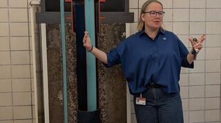 Claudia Harms beim Vor-Ort-Termin im Wasserwerk Käfertal.