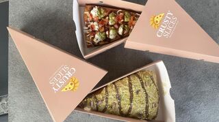 Slices, also ein Stück, bekommen Gäste im Crusty Slices. Die sind aus Blätterteig gemacht, aber wie Pizzen belegt.