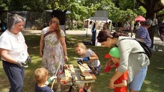 Kinder haben Spaß in der Werkstatt beim Stadtteilfest für die Neckarstadt.