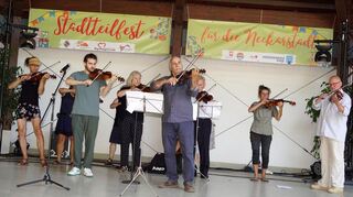 Die private Mannheimer Musikschule „Meloakustika“ unter Leitung von Ionel Chirita brachte mit einer Mischung aus Folklore und klassischer Musik den Besuchern die kulturelle Vielfalt des Stadtteils näher.