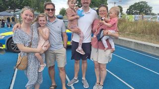Caroline (links) mit Patricius und Tochter Clea, Astrid (ganz rechts) mit ihrem Mann Christoph und ihren Kindern Emilia und Finja.