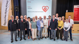 Weniger Schulden, frischer Optimismus und ein bewegender Moment: Ex-OB Uwe Kleefoot (Mitte) wurde vom Ortsverein Weinheim für jahrzehntelanges Engagement geehrt.