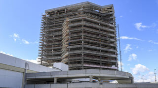 Der Turm ist bereits entkernt. Gerade wird das Gerüst aufgebaut, danach wird das einstige Ludwigshafener Wahrzeichen Etage für Etage abgerissen..