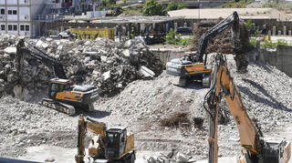 Bagger trennen den Bauschutt. Der Beton wird anschließend zerkleinert und als Unterbau für die neue Stadtstraße genutzt.