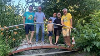 Glauben an die Zukunft ihres Vereins (v.l.): Leon Wacker, Joachim Gilles, Elias Wacker, Thomas Kasparek, Hagen Grundmann und Frank Trublereau vor dem derzeit leeren Teich für Koi-Karpfen.