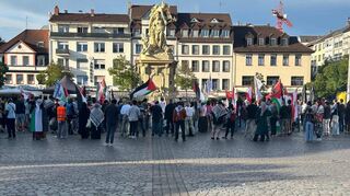 Etwa 120 Menschen haben am Montagabend auf dem Mannheimer Marktplatz demonstriert und ein Ende der Hungernot in Gaza gefordert.