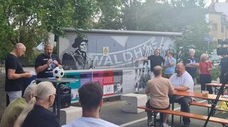 Von links: Gerhard Mertin und Jürgen Kurtz, daneben das Mural mit Sepp Herberger und vier anderen Spielern, davor Michael Herberger, Tobias Wrzesinski.
