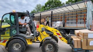 Der Lastwagen wird mit den Hilfsgütern beladen.