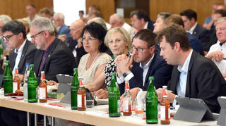 Weinheims Oberbürgermeister Manuel Just (2.v.r.), hier in den Reihen seiner CDU-Kreistagsfraktion, gilt als möglicher Nachfolger von Landrat Stefan Dallinger, der im kommenden Jahr nicht wieder zur Wahl steht.