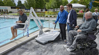 Ein Lifter sorgt in Lampertheim für einen leichteren Einstieg in das Schwimmbecken.