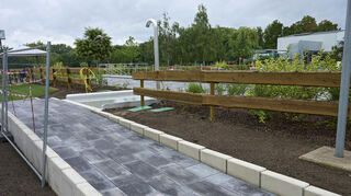 Die rollstuhltaugliche Rampe führt zum neuen Schwimmerbecken.