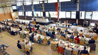 Der Kreistag des Rhein-Neckar-Kreises bei seiner Sitzung am 22. Juli 2025 in der Eduard-Schläfer-Halle in Neckarhausen. Am Pult begrüßt Bürgermeister Florian König seine Kollegen.