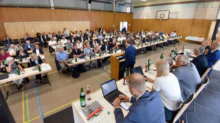 Auf dem Podium der Landrat und die Spitze der Verwaltung, im Saal der Eduard-Schläfer-Halle Neckarhausen die Kreisräte des Rhein-Neckar-Kreises.